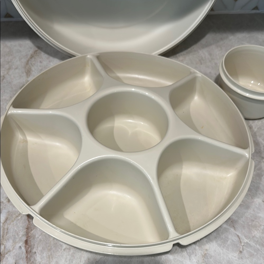 Tupperware serving platter perfect for dining occasions. Total 4 pieces
